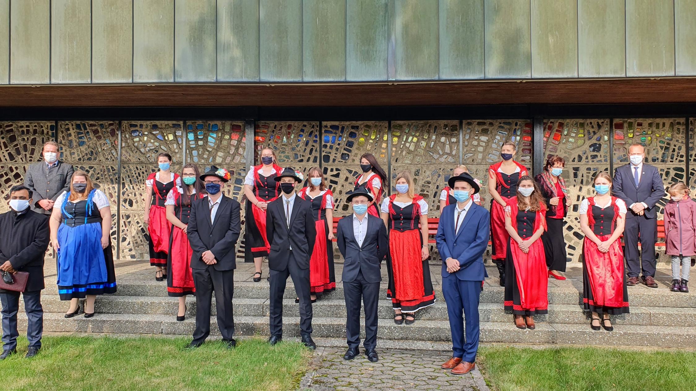 Kirchweihgesellschaft Buchbach Gruppenfoto mit Pfarrer und Bürgermeister