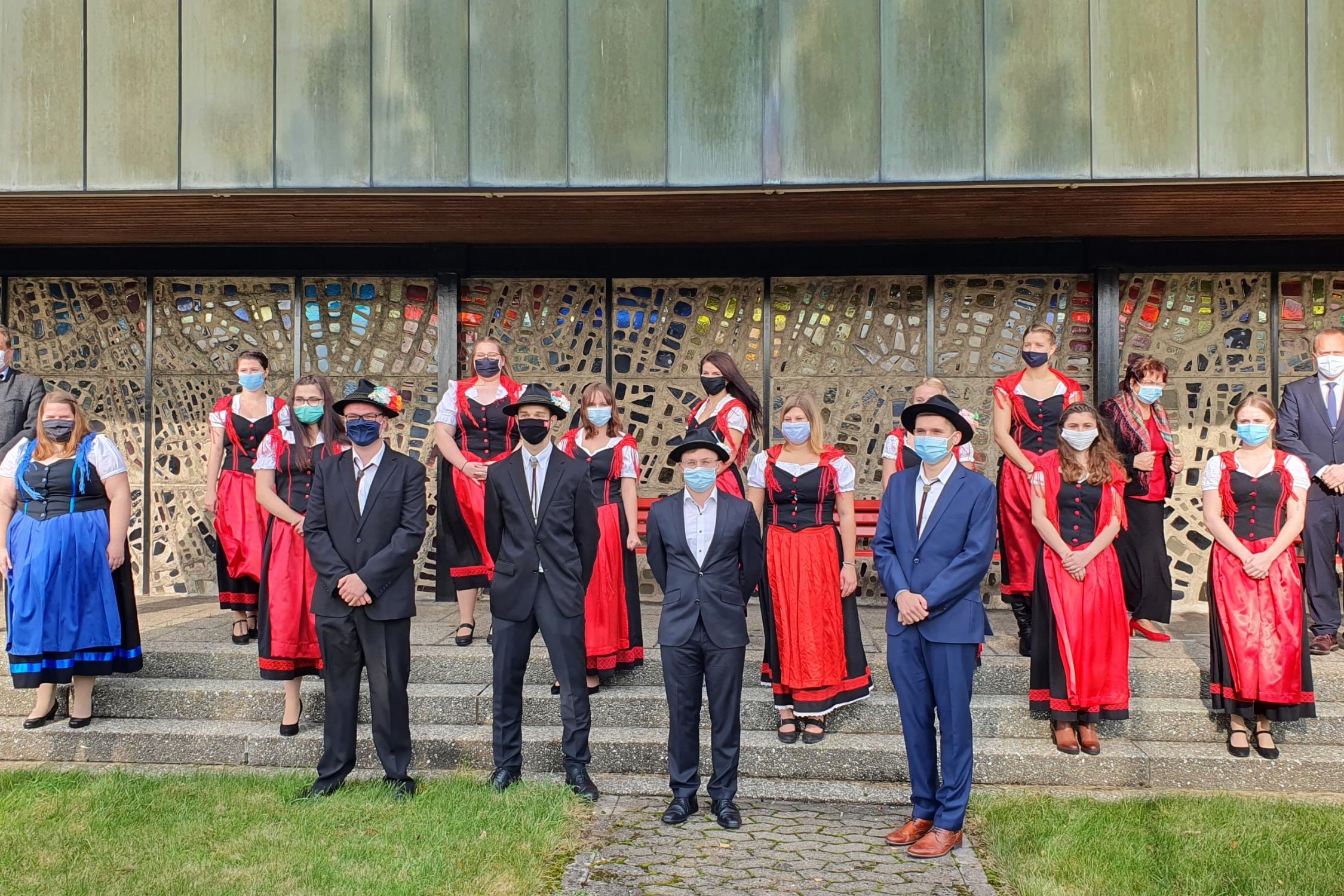 Kirchweihgesellschaft Buchbach Gruppenfoto mit Pfarrer und Bürgermeister