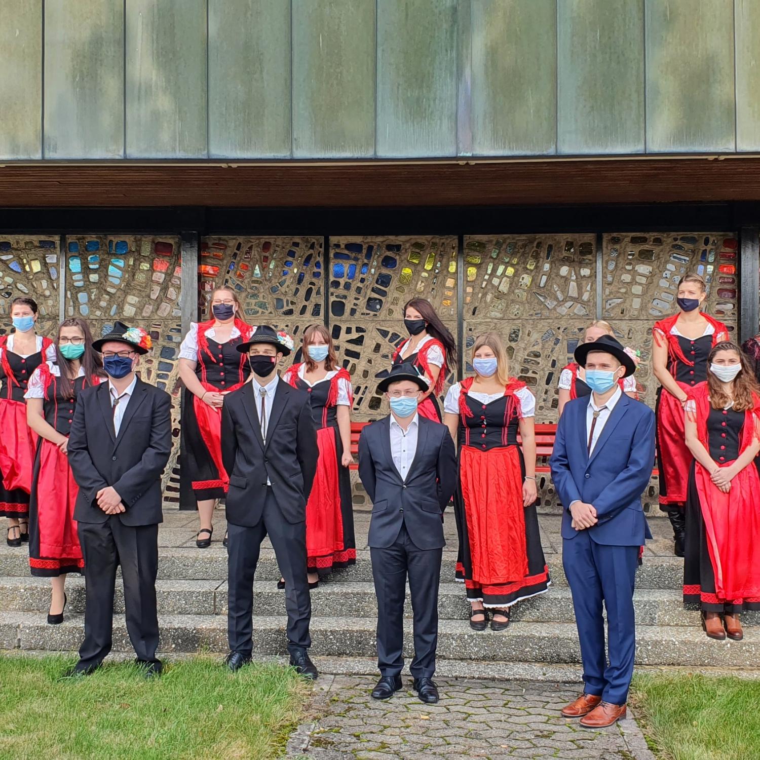 Kirchweihgesellschaft Buchbach Gruppenfoto mit Pfarrer und Bürgermeister