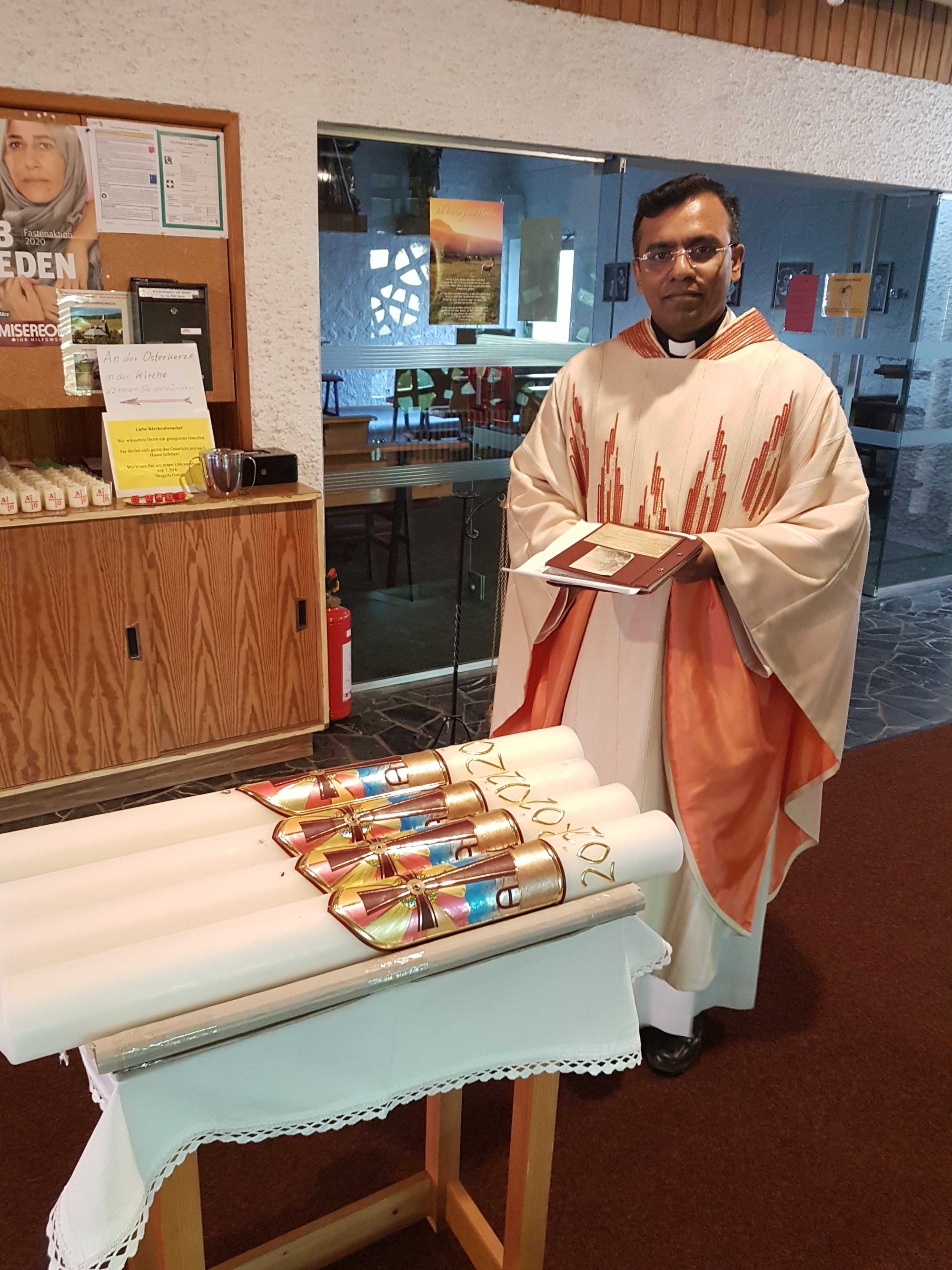 Pfr Cyriac segnet Osterkerzen