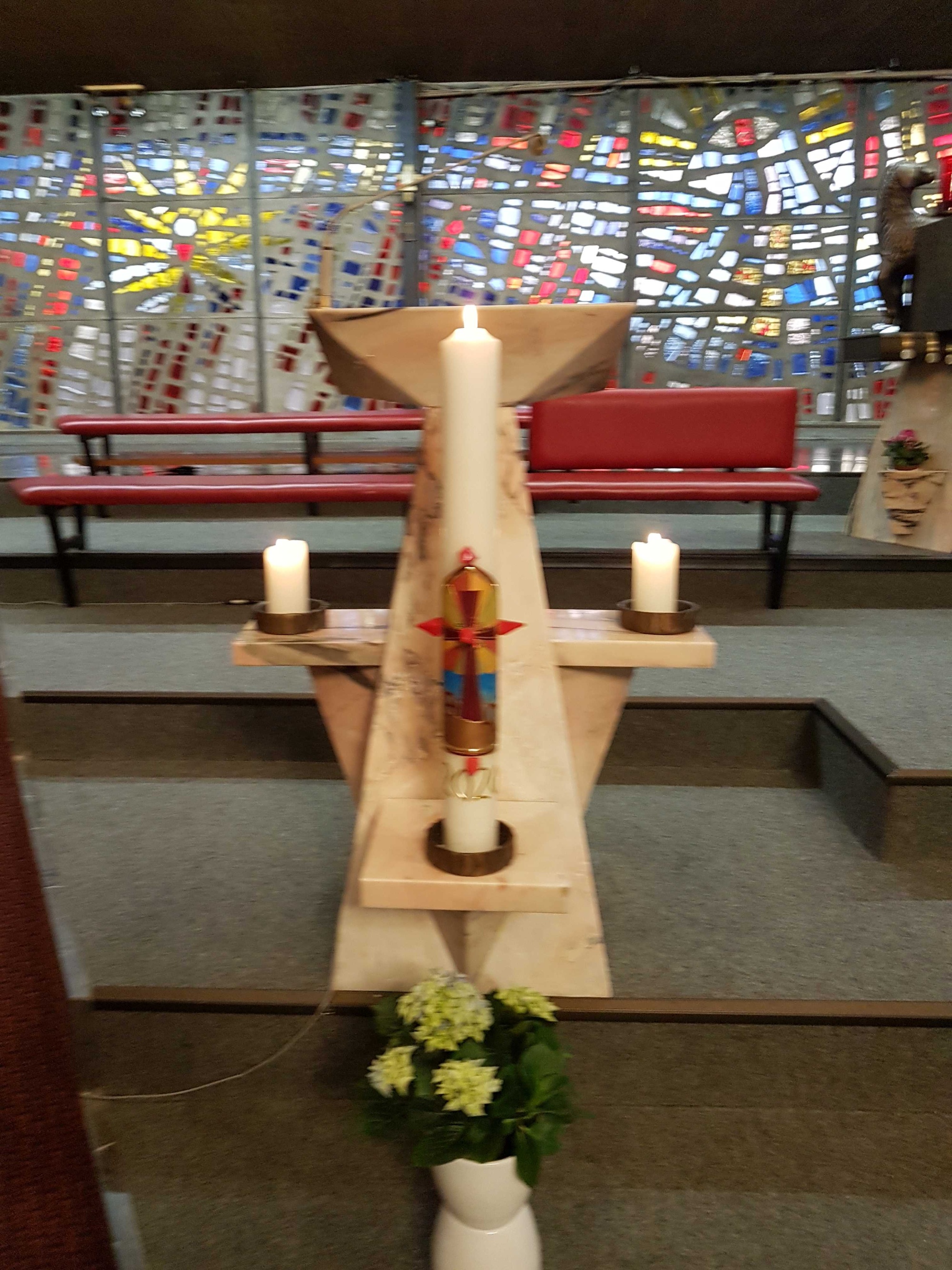 Pfr Cyriac segnet Osterkerzen