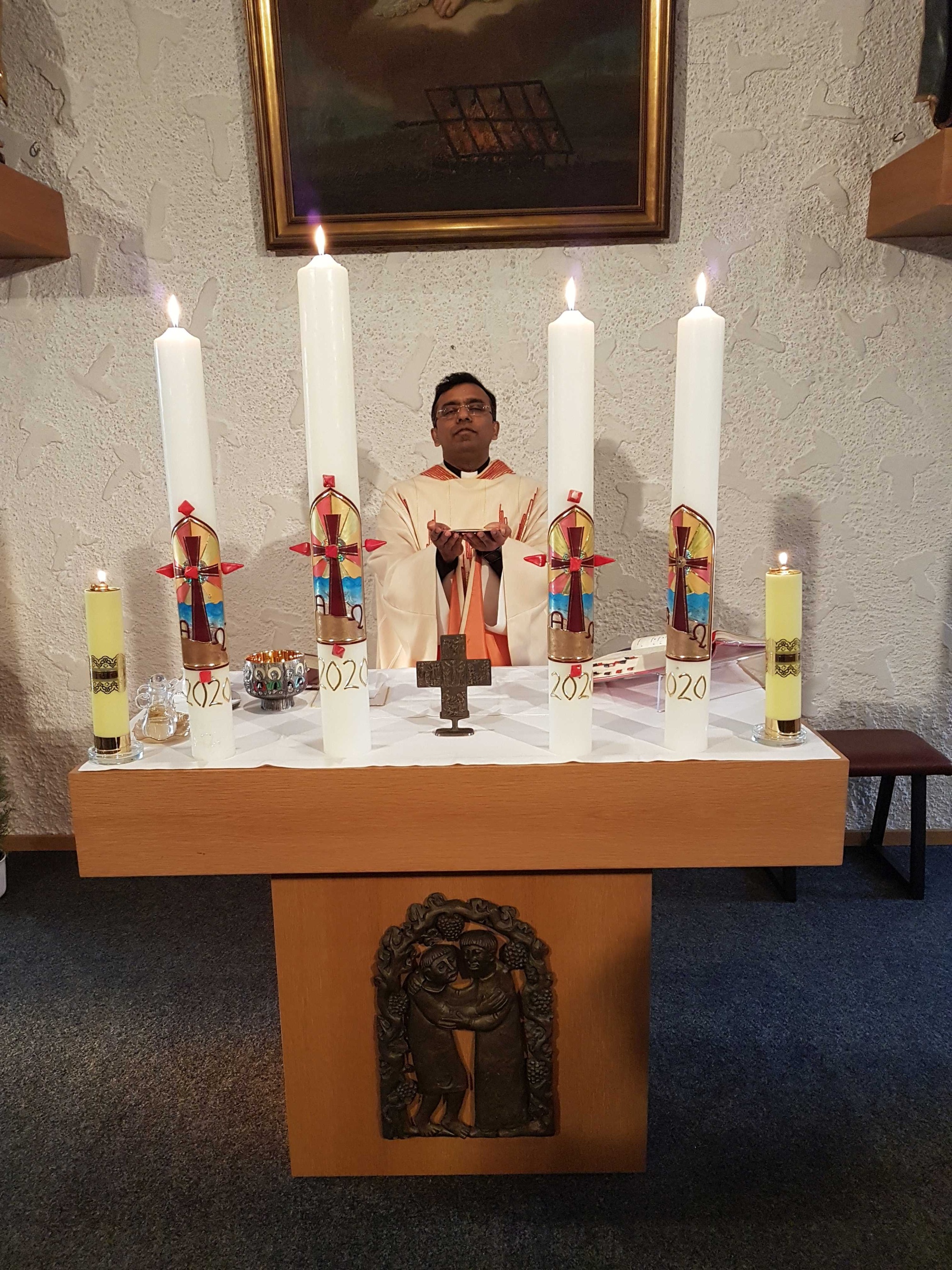 Pfr Cyriac segnet Osterkerzen