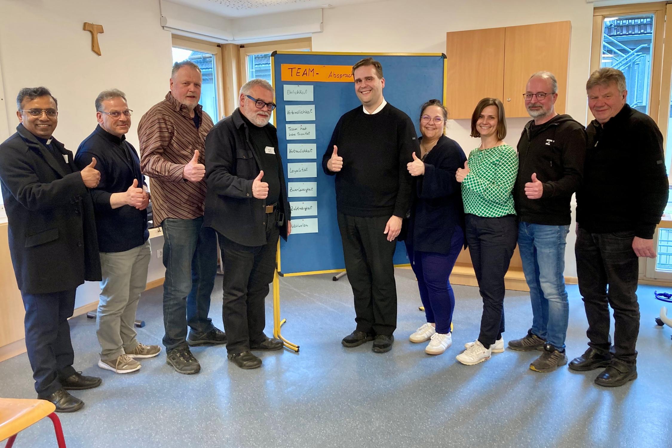 V.l.n.r.: Pfarradministrator Cyriac Chittukalam, Pfarrer Richard F. Reis, Pastoralreferent Josef Grünbeck, Pastoralreferent Harald Ulbrich, Leitender Pfarrer Detlef Pötzl, Gemeindereferentin Kathrin Ritter, Verwaltungsleiterin Stephanie Trautendorfer, Gemeindereferent Andreas Roderer, Diakon Alfred Trebes (nicht im Bild: Pfarrer Thomas Hauth, Pfarrvikar Anton Heinz)